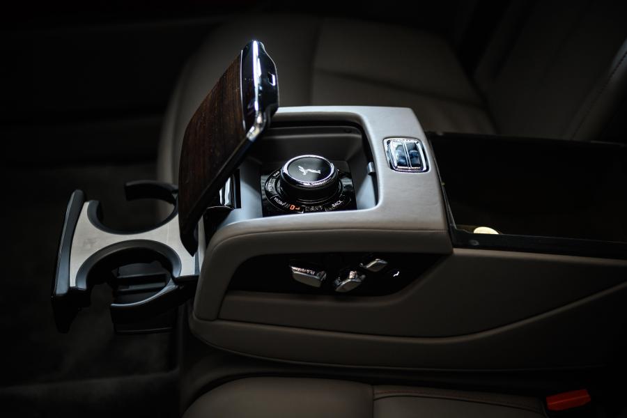 Детали интерьера Rolls-Royce Phantom EWB 2017 года  (JP) (фото 11 из 21)
